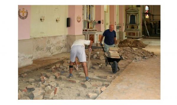 Fotografie zachytávajúce práce počas rekonštrukcie kostola (foto: Jakubáč)
