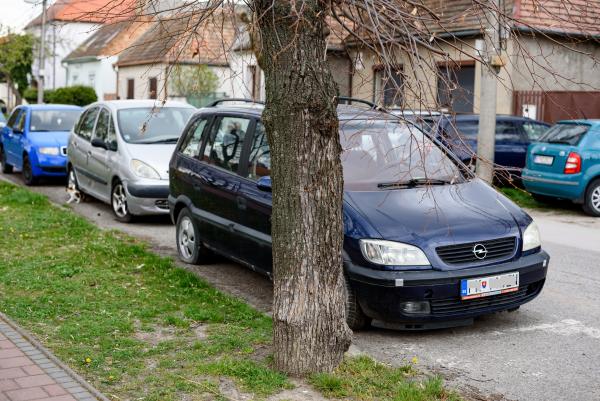 Mestská časť  víta posunutie účinnosti zákazu parkovania na chodníkoch